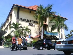 Gedung Fakultas Teknik Universitas Negeri Surabaya (Unesa) yang modern dan megah, menjadi pusat pendidikan teknik berkualitas di Indonesia