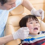 Pemeriksaan rutin gigi anak oleh dokter gigi anak di klinik untuk menjaga kesehatan mulut sejak dini