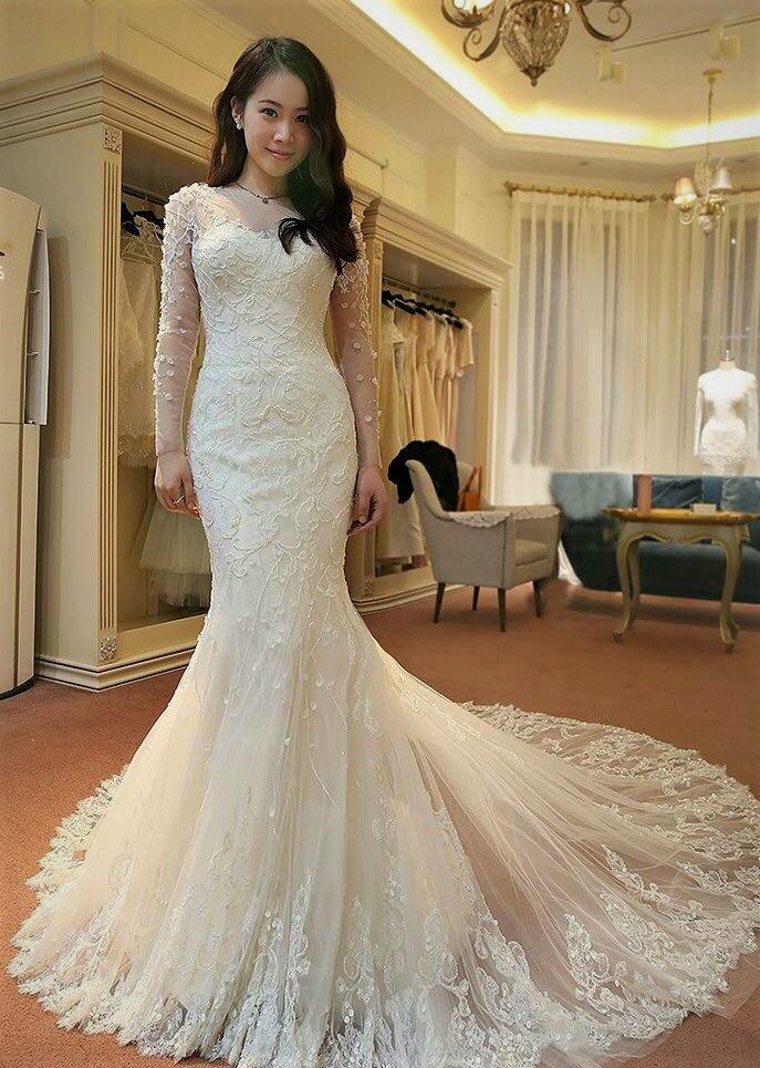 Kebaya putih custom elegan karya Zarira Design dengan potongan presisi dan detail halus