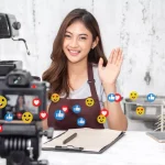 Kreator konten merekam video promosi untuk media sosial