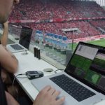 Penggemar sepak bola menganalisis data statistik pertandingan