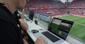 Penggemar sepak bola menganalisis data statistik pertandingan