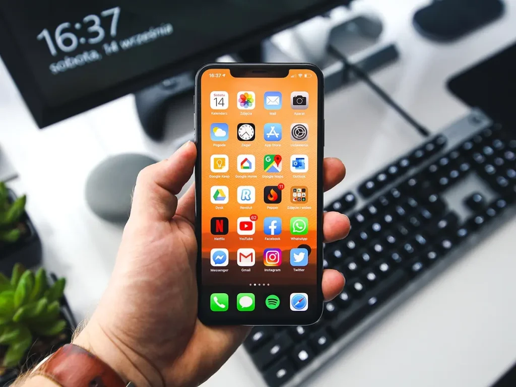 Ilustrasi pengecekan iPhone bekas sebelum membeli untuk memastikan kondisi perangkat.