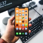 Ilustrasi pengecekan iPhone bekas sebelum membeli untuk memastikan kondisi perangkat.