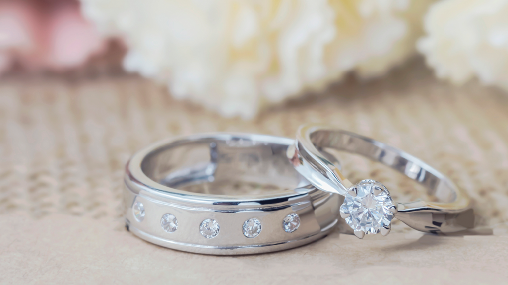 Perbandingan dua cincin berlian asli dengan ukuran sama tetapi kualitas dan harga berbeda