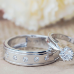 Perbandingan dua cincin berlian asli dengan ukuran sama tetapi kualitas dan harga berbeda