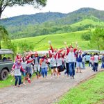 Peserta menikmati kegiatan offroad bersama di Bandung bersama Teman Adventure