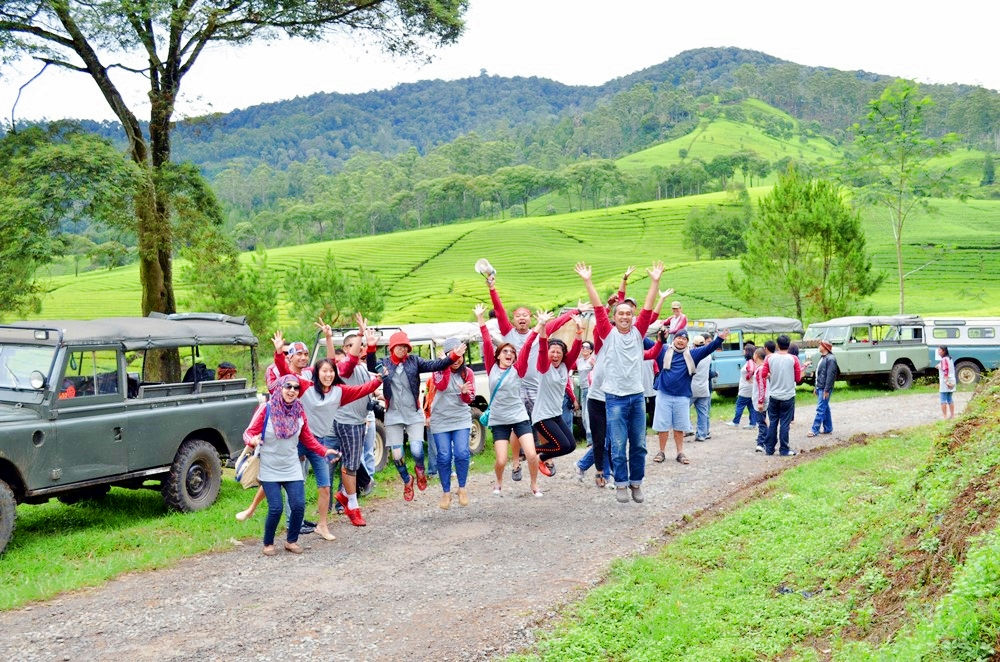 Peserta menikmati kegiatan offroad bersama di Bandung bersama Teman Adventure