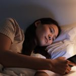 Wanita sedang scroll HP sebelum tidur di malam hari